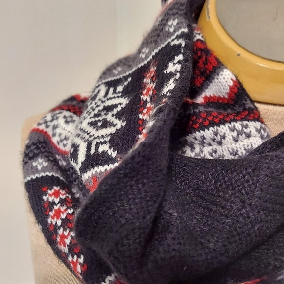 Muk Luks Snow Flakes Themed Infinity Scarf Neck Warmer - Picture 4 of 7